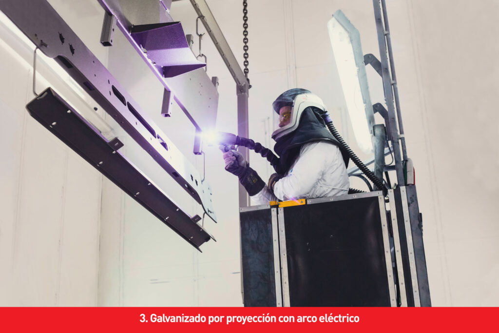 Aplicación del tratamiento anticorrosión para semirremolques MAXProtect+ de Faymonville. Paso 3.  Galvanizado por proyección con arco eléctrico.