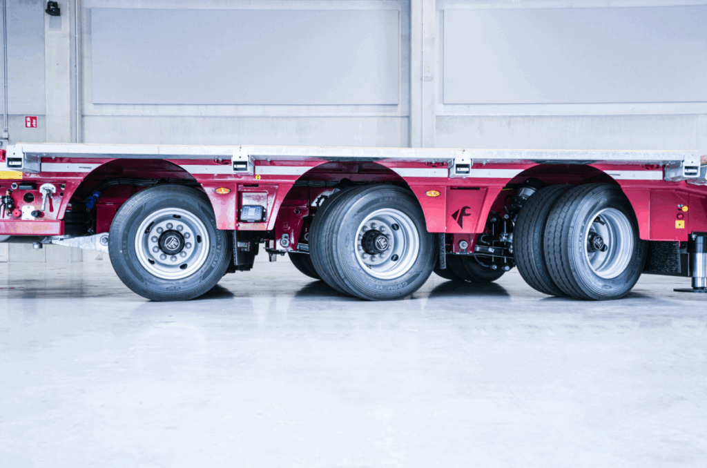 Descubra en esta completa guía de ejes para semirremolque las diferencias clave entre sistemas autodireccionales, direccionales y pendulares. Faymonville Ibérica le ayuda a elegir la mejor opción para su transporte especial.